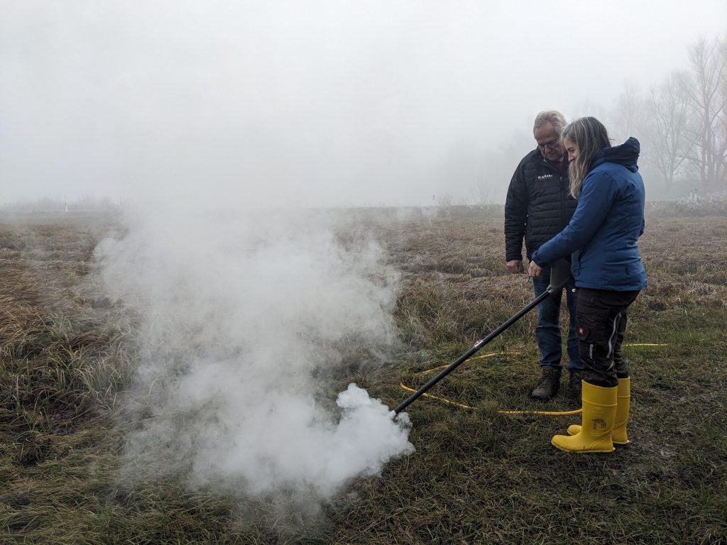 Naprava s pomočjo električnega toka povzroči segrevanje in uničenje rastline, vključno z njenimi podzemnimi deli. Foto Ana Tratnik