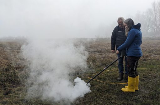 Naprava s pomočjo električnega toka povzroči segrevanje in uničenje rastline, vključno z njenimi podzemnimi deli. Foto Ana Tratnik