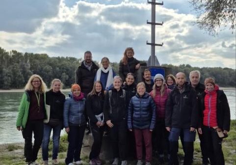 Skupinska fotografija kolektiva JZ KPLB ob Donavi