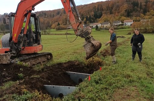 Vstavljanje zapornic. Foto Nina Erbida