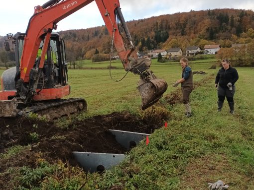 Vstavljanje zapornic. Foto Nina Erbida