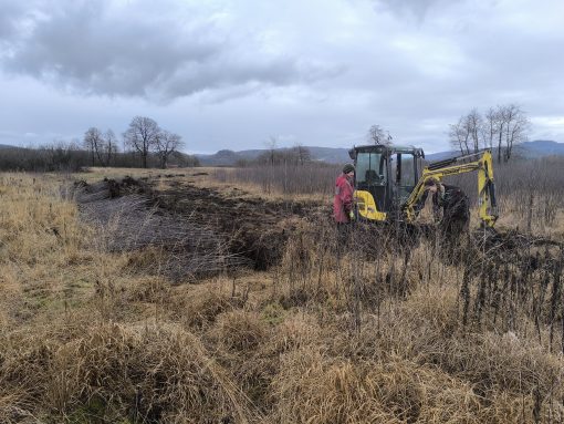 Dela so potekala tudi s pomočjo bagra. Foto Erik Jurman